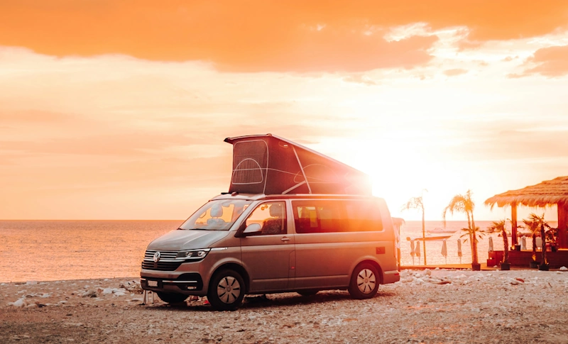 Aufstelldach VW T6 – markierte Bereiche für Installation: Scharniere, Dichtung, Zeltbalg und Dachschale